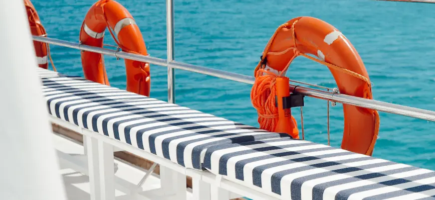 Salvavidas y zona de asientos en el barco de actividades en Palma de Mallorca