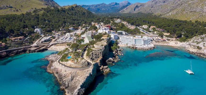Cala Sant Vicenç y sus aguas cristalinas en Mallorca