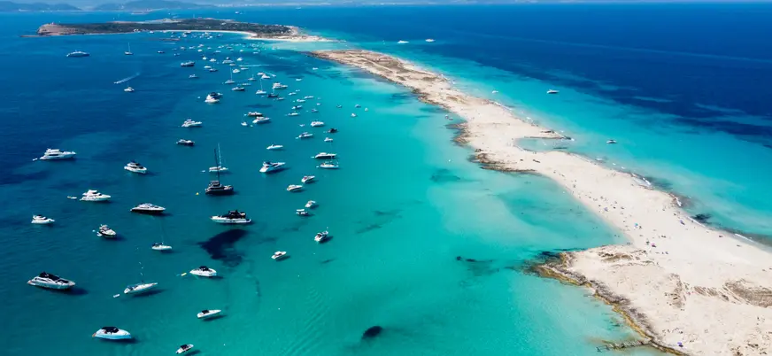 Lengua de arena en las aguas cristalinas de Ses Illetes, Formentera