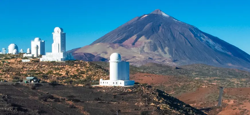 El Teide se levanta por encima del Observatorio, Tenerife