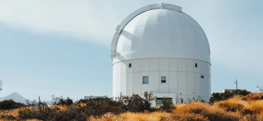 Telescopio del Observatorio del Teide en un día despejado, Tenerife