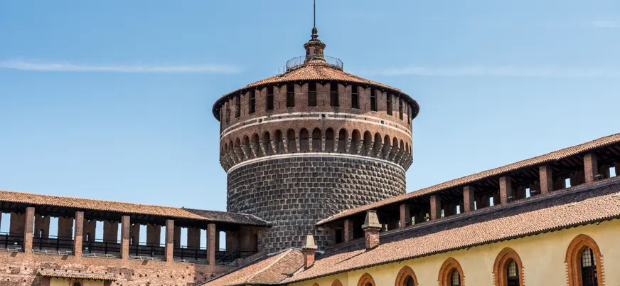 Torre del Castillo Sforzesco en el centro histórico de Milán