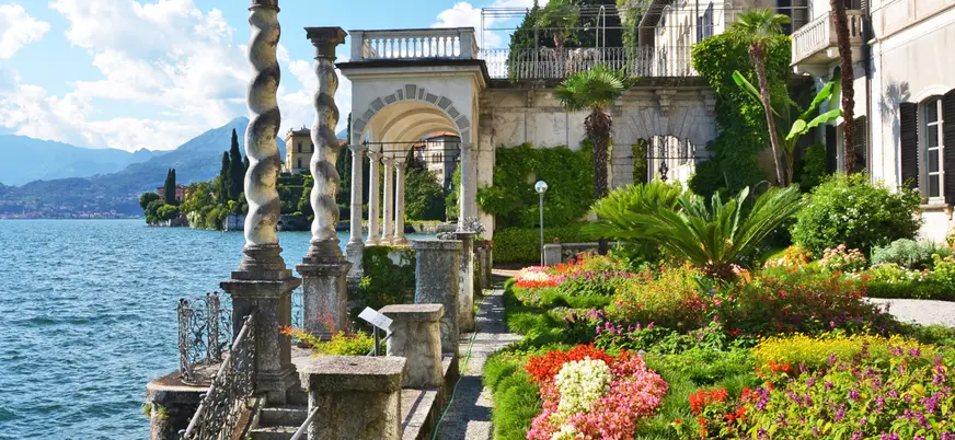 Villa Monastero se extiende junto al lago con más de dos kilómetros de jardín botánico.