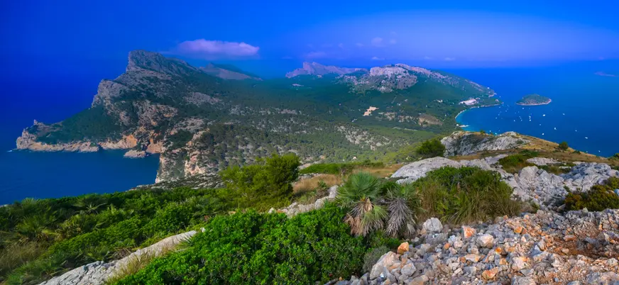 Vista aérea de la bahía de Pollensa, una maravilla para los sentidos.