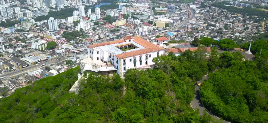Vista aérea del Cerro de la Popa, el punto más alto de la ciudad.
