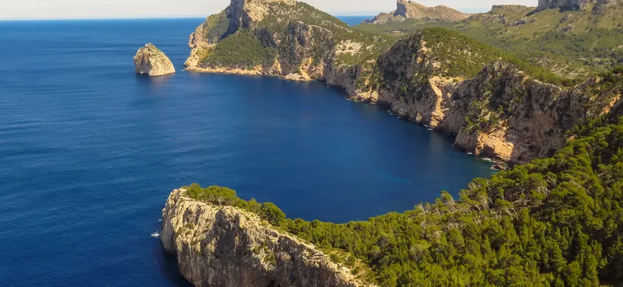 Vistas desde el mirador, el intenso azul del mar contrasta con el la vegetación.