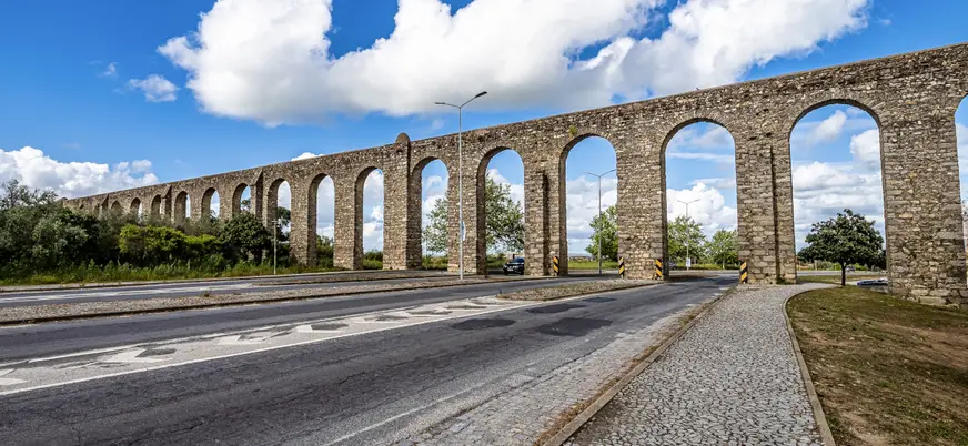 El Acueducto de Agua Prata de Évora, una de las vistas obligatorias de la ciudad.
