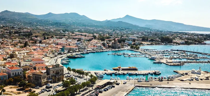 Vista de Aegina, sus monumentos y aguas de un azul intenso.