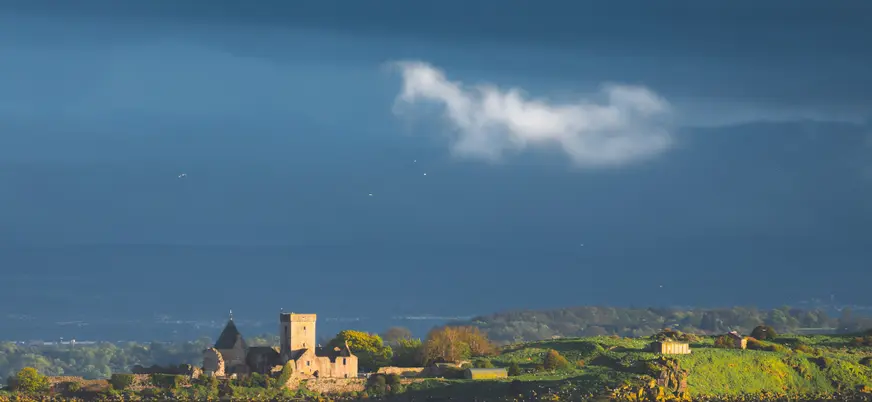 Vista de un día de tormenta en la abadía de Inchcolm, Escocia