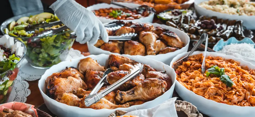 Almuerzo mediterráneo y griego que se servirá a bordo.