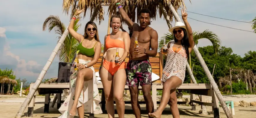 Cuatro amigos disfrutan de sus vacaciones en Fénix Beach en Cartagena de Indias, Colombia