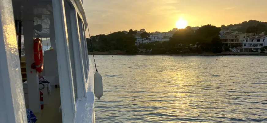 Desde el barco vistas del atardecer en la bahía de Alcudia, Mallorca