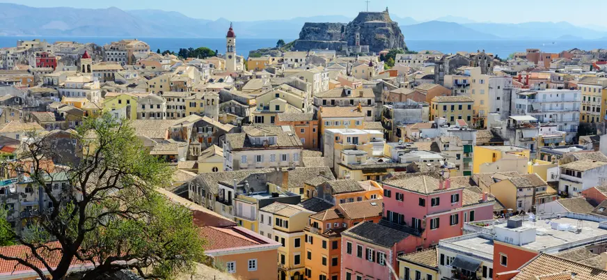 Vista desde una azotea de las casas típicas griegas de la ciudad de Corfú