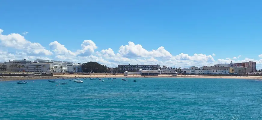 La bahía de Cádiz vista desde el catamarán Pura Vida