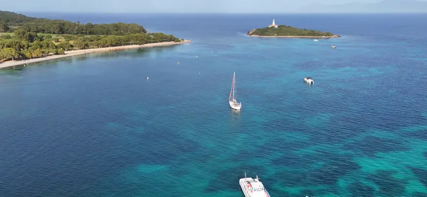 Las aguas cristalinas de Mallorca en la bahía de Alcúdia