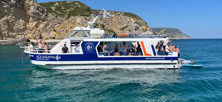 El barco con visión submarina navega entre aguas cristalinas y paisajes de postal.