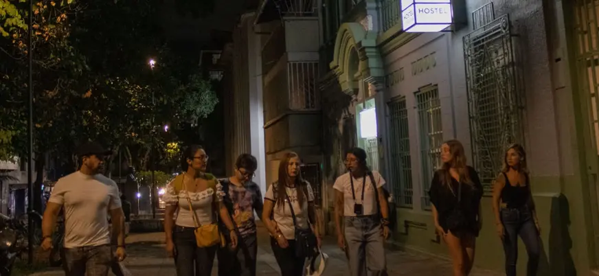 Grupo de personas disfruta del free tour Medellín Nocturno y Bohemio, Colombia