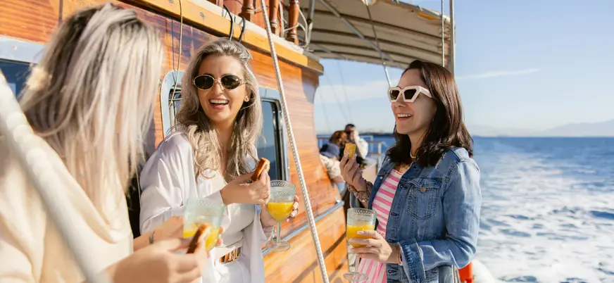 Brindis con las bebidas que están incluidas a bordo.