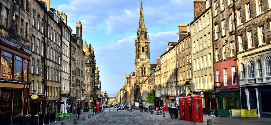 Edimburgo en un día soleado y su Royal Mile