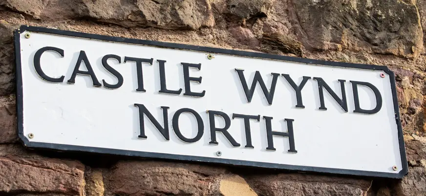 Letrero del icónico callejón Castle Hill de la Royal Mile de Edimburgo