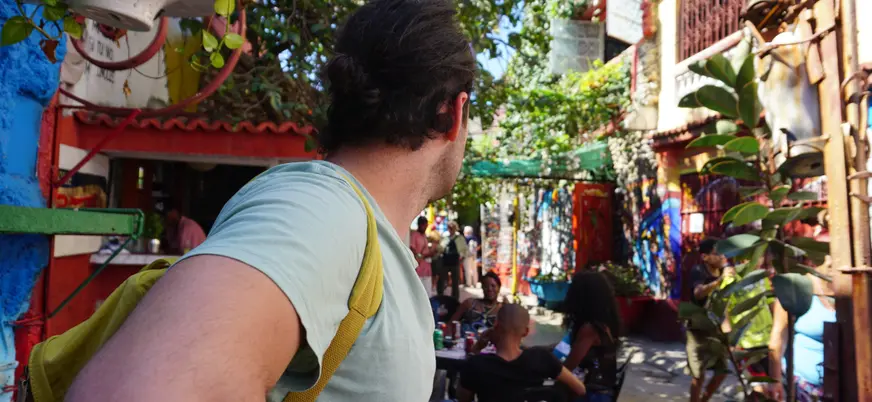 Numerosas obras de arte en el callejón Hamel en la Habana