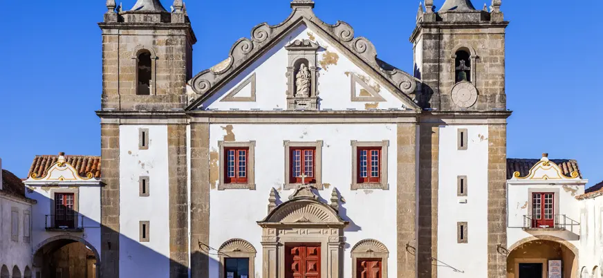 Imagen frontal de la capilla de Nuestra Señora del Cabo, Sesimbra