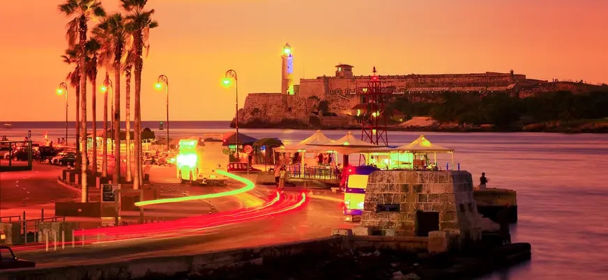 Vistas nocturnas del faro y castillo Morro en La Habana, Cuba