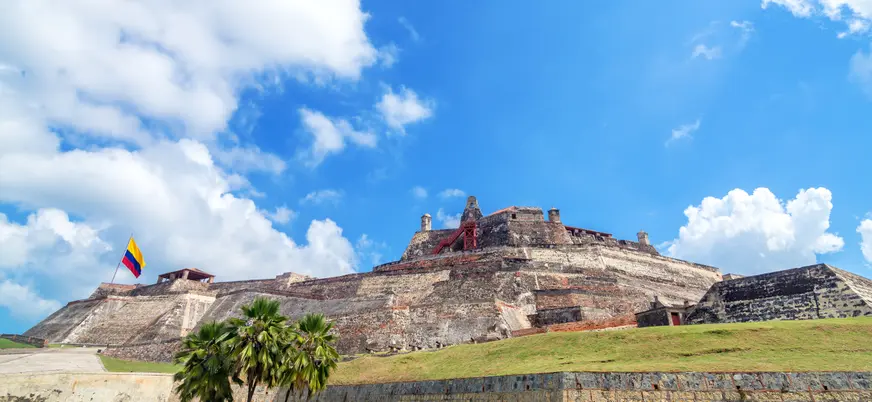 El Castillo de San Felipe domina la ciudad con su imponente muralla.