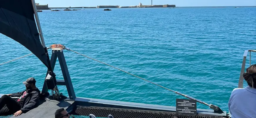 Vistas desde el catamarán Pura Vida en la bahía de Cádiz
