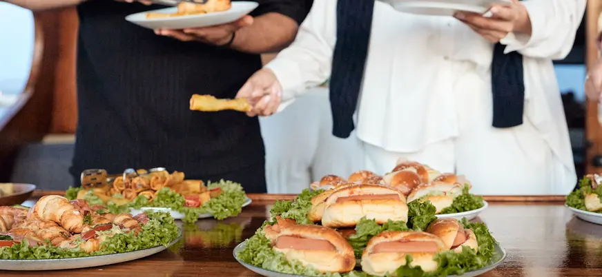 Servicio de cena a bordo, incluido en este crucero al atardecer.