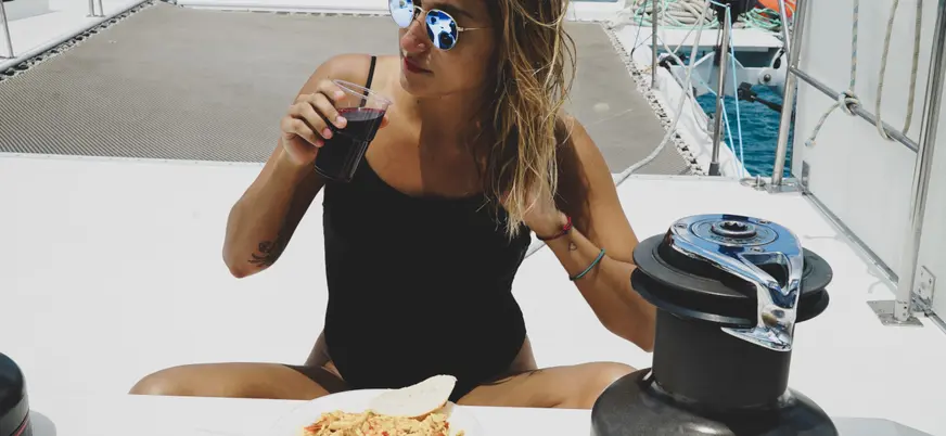 Chica disfruta de un aperitivo que no está incluido en el precio.