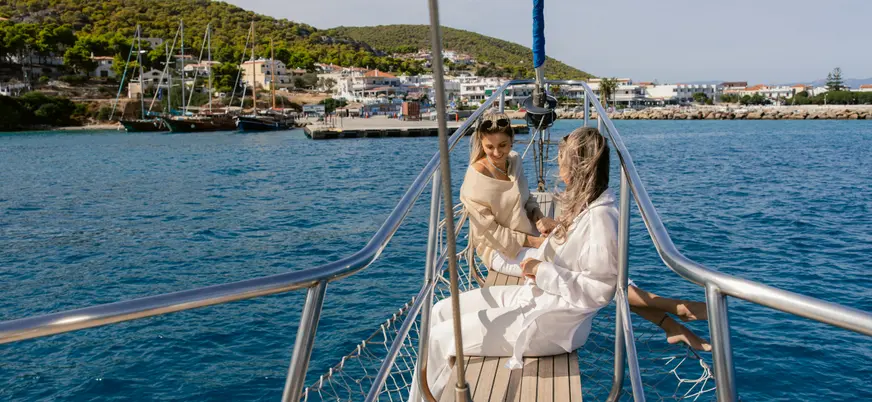 Amigas divirtiéndose en el crucero por Atenas.