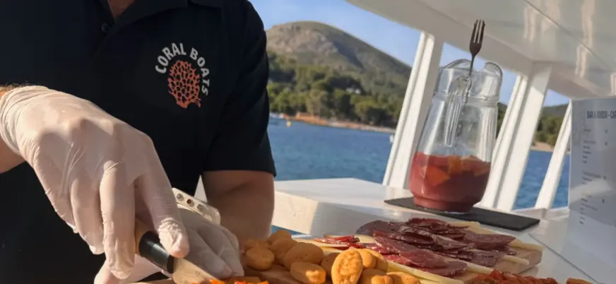 Comida a bordo en la bahía de Alcúdia, Mallorca