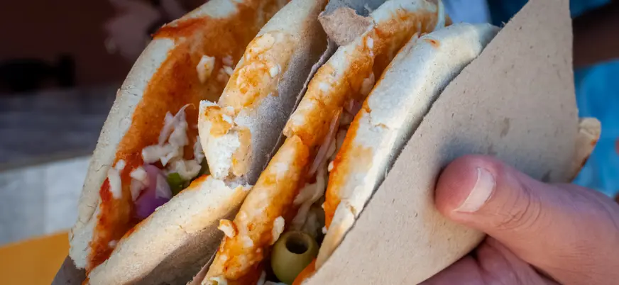 Comida típica cubana en un puesto callejero de Trinidad, Cuba