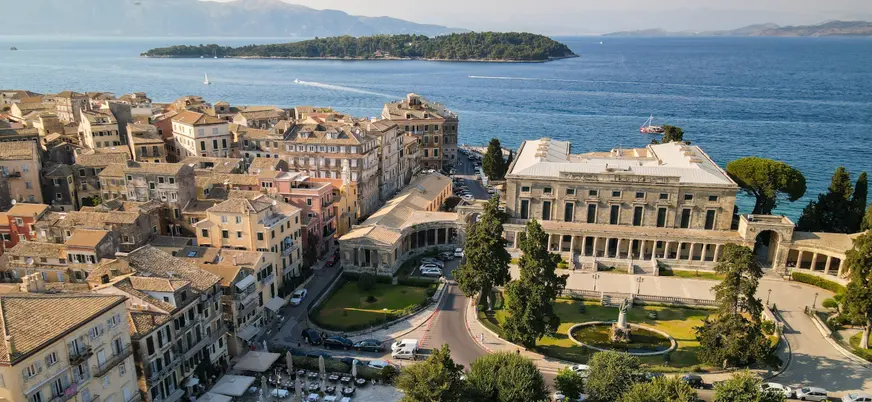 Vistas del mar desde lo alto de la ciudad de Corfú, Grecia