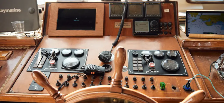 La travesía comienza. El timón marca rumbo y el ritmo lo pone el mar.