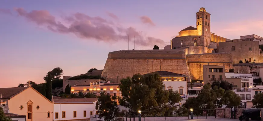 D'alt Vila, una vista de noche que parece sacada de una postal.
