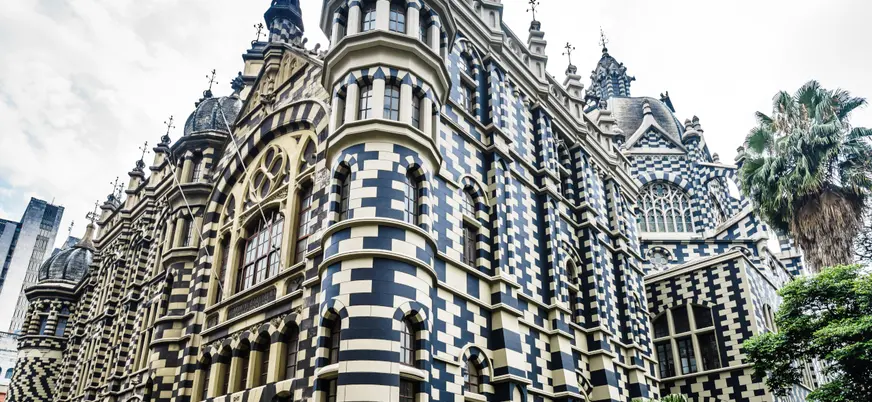 Edificio Rafael Uribe Uribe que adorna la plaza Botero.