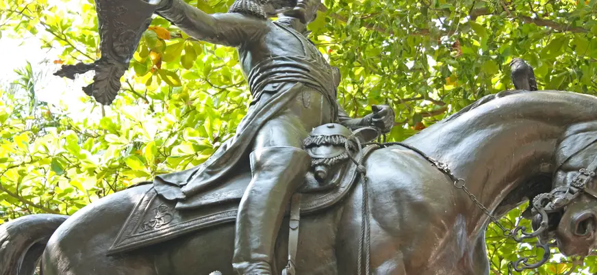 Estatua de Simón Bolívar en su propia plaza de Cartagena de Indias, Colombia