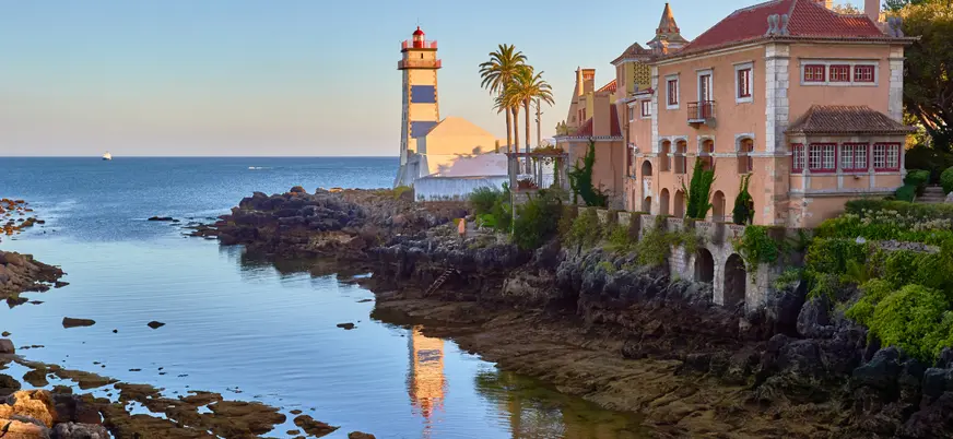 El faro de Santa Marta al atardecer en Cascais, Portugal