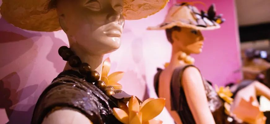 Obras de mujeres que se miran como esculturas, pero huelen como tentación.