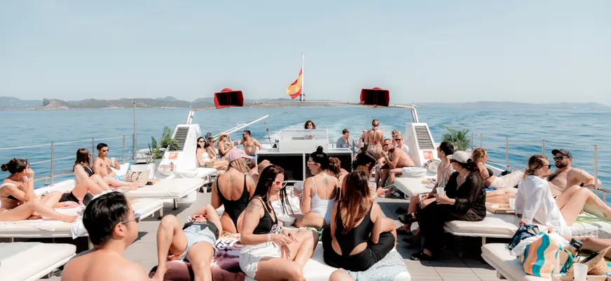 Gente disfrutando en el catamarán de Formentera