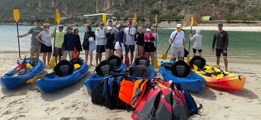 Aventura compartida, recuerdos en grupo sobre las aguas cristalinas de Arrábida con una foto grupal.