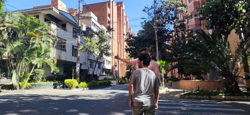 Explicación de la historia en una de las avenidas de Medellin.