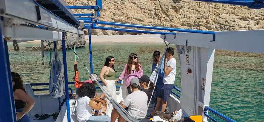 Gente divirtiéndose mientras navega entre paisajes de ensueño.