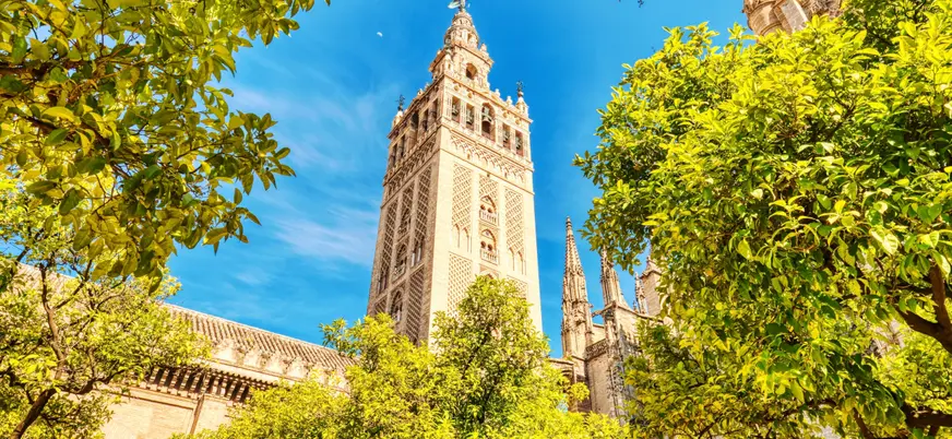 La imponente Giralda de Sevilla en un día soleado