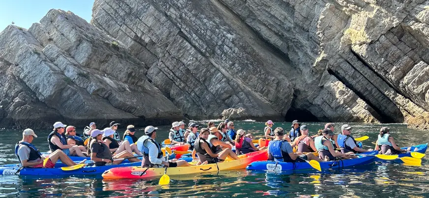 Kayaks detenidos para escuchar al guía durante el recorrido por la costa portuguesa.