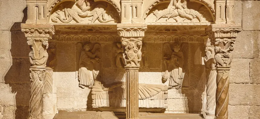 Una de las paredes esculpidas en la Iglesia de la Magdalena, Zamora