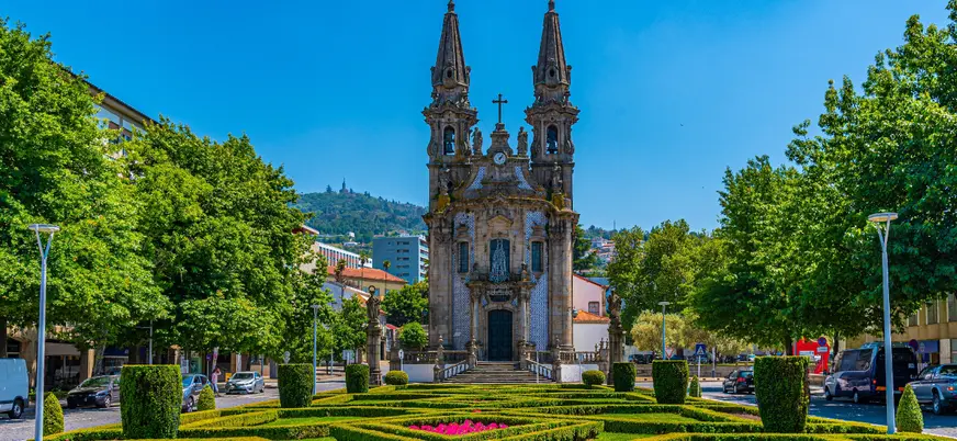 Precioso día soleado en la Iglesia da Nossa Senhora da Consolação e Santos Passos, Guimaraes