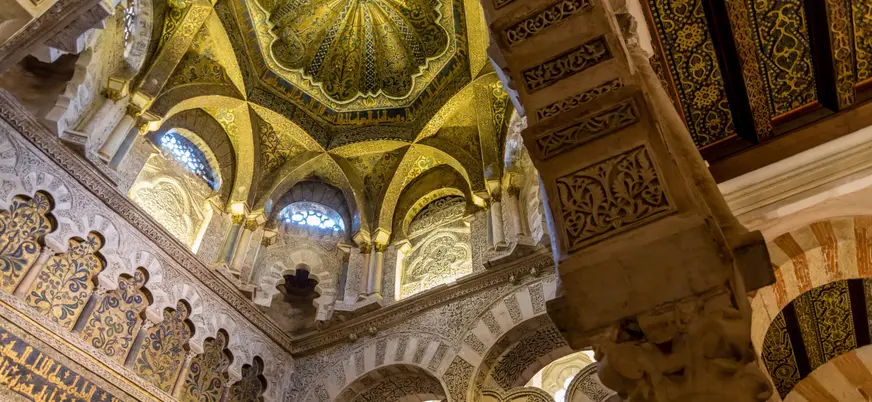 Vista de los techos y cúpulas del interior de la Mezquita de Córdoba, Andalucía